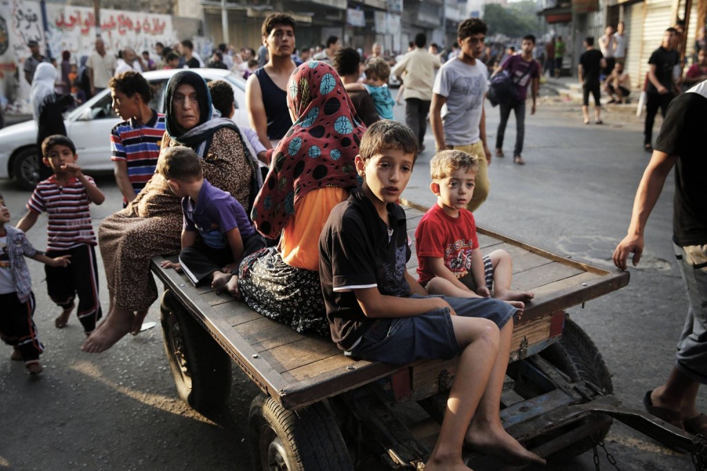 Palestinians flee the Shujayeh neighbourhood during heavy Israeli shelling in Gaza City July 20, 2014. REUTERS/Finbarr O'Reilly