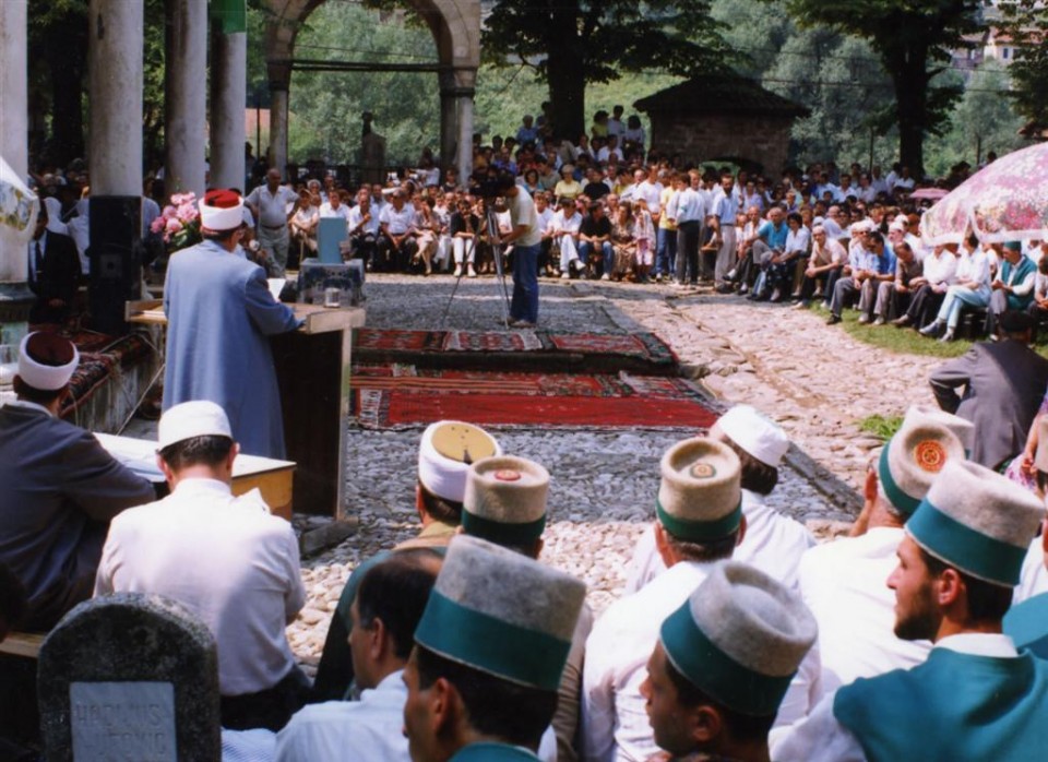 Reis-ul-Ulema Hadzi Jakub ef. Selimoski (1991-1993) speaks before Aladža mosque in Fozi