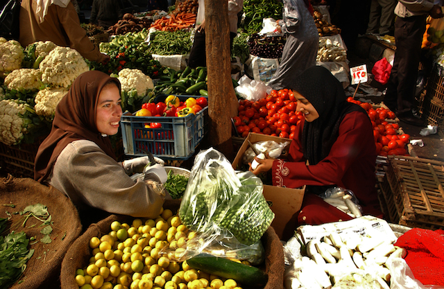 Fruit and vegetable vendors at a city market in Cairo. Credit: Ami Vitale/ FAO