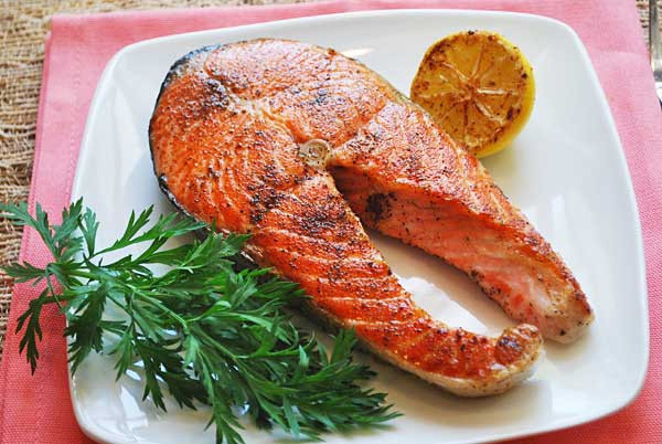 Honey glazed grilled salmon steak, ginger green beans and brown rice salad (448 calories) for EGP 66.