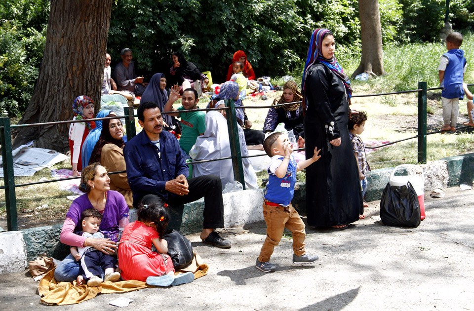 Egyptian families sit together for a picnic at the Giza Zoo. Photo: Mai Shaheen, Ahram Online 