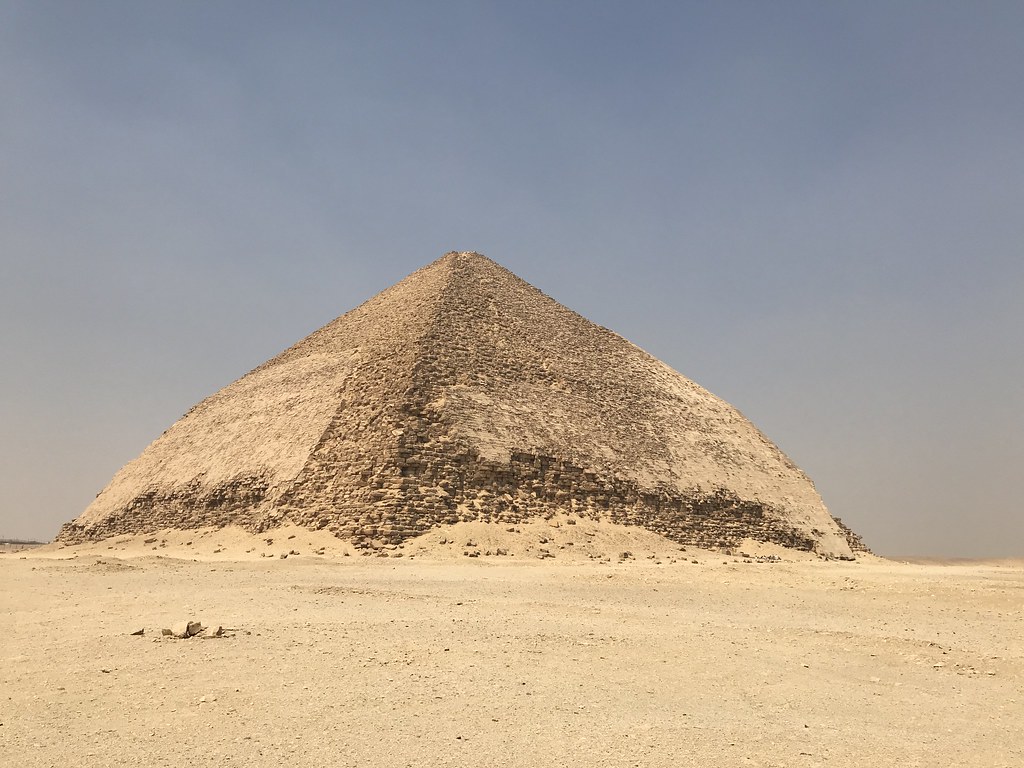 Пирамида Снофру. Дахшур. Ломаная пирамида Снофру. Ломаная пирамида в Египте.