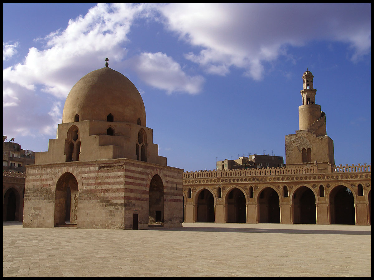 Мусульманский египет. Каир Египет мечеть ибн Тулуна. Мечеть ибн Тулуна в Каире сверху. Ибн Тулун. Мечети ибн Тулуна в Каире (876—879)..