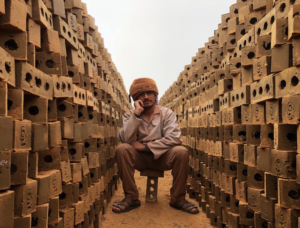 In Photos: Egyptian Photographer Captures Red Brick Workers in Fayoum