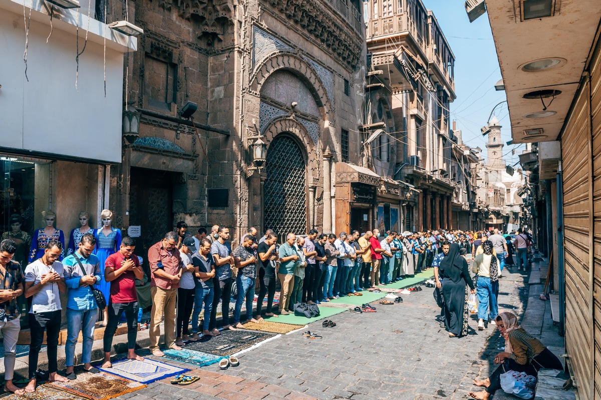 In Photos: The Many Different Ways Muslims Pray in Egypt...