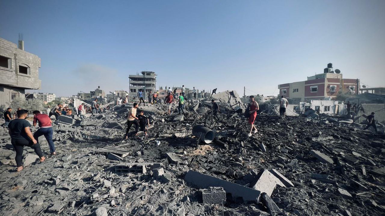 One Refugee Killed and 44 Injured in Bombing Near UNRWA School Sheltering 4600