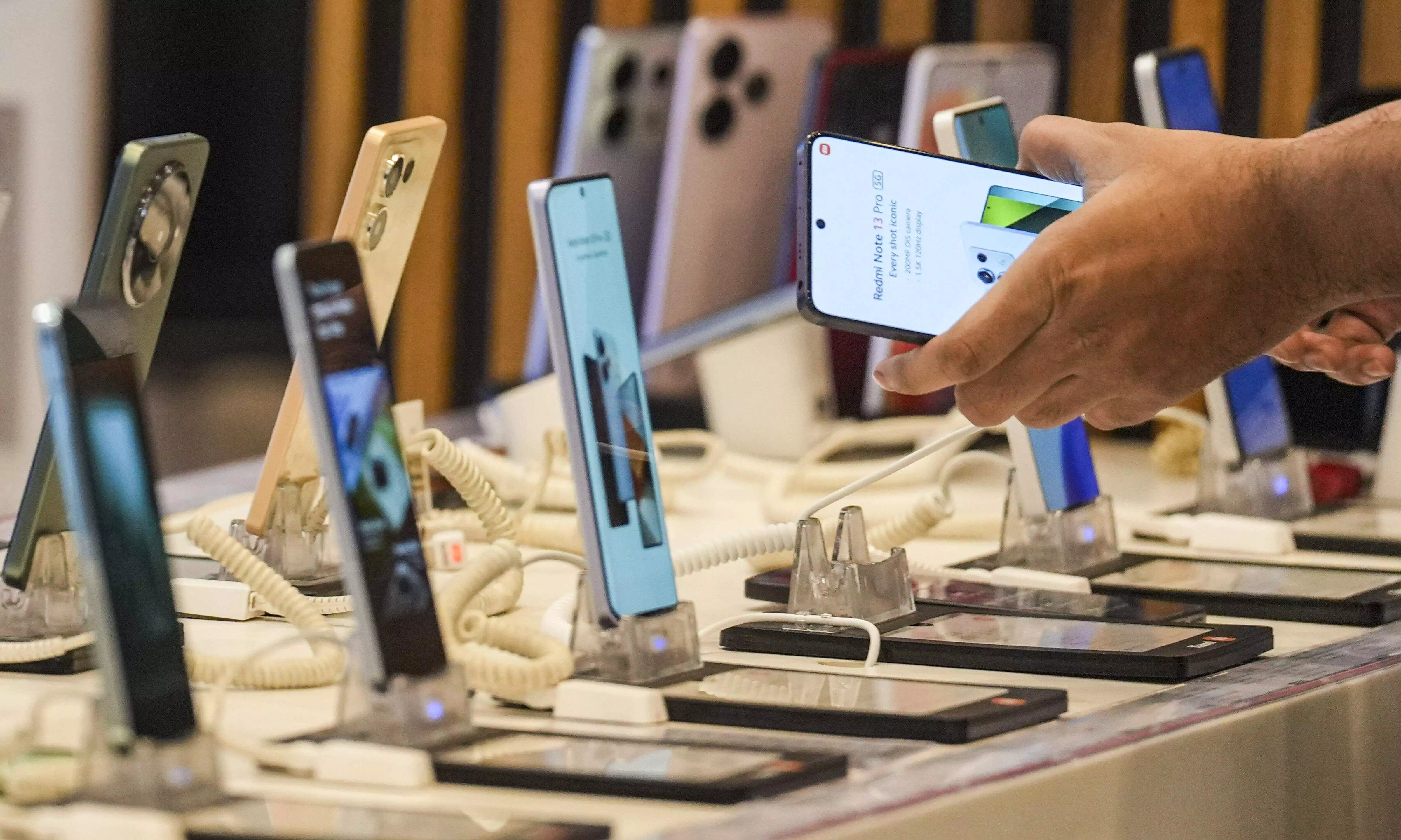 Locally Manufactured Smartphone Prices Rise in Egypt After End of Customs Exemption